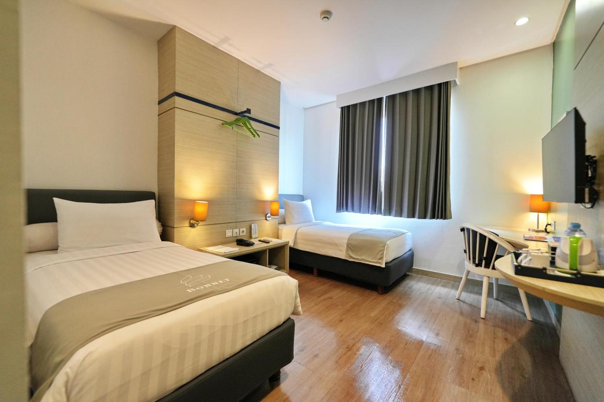 Bonnet Hotel Surabaya Exterior photo
